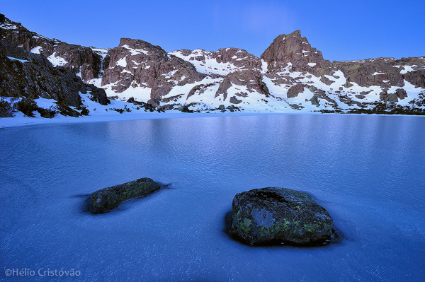 Lagoa congelada do Peixão na madrugada de Inverno